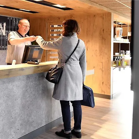 卡昂布雷塔格尼宜必思快捷酒店 酒店